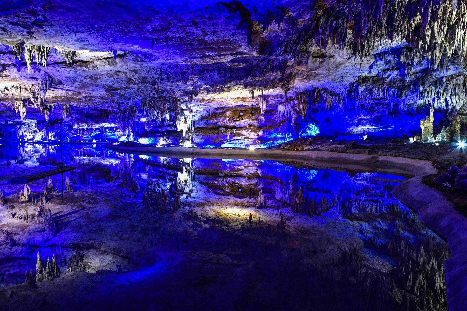 喀斯特地貌：從石林、溶洞、暗河到天坑，流水溶蝕地貌的典型代表
