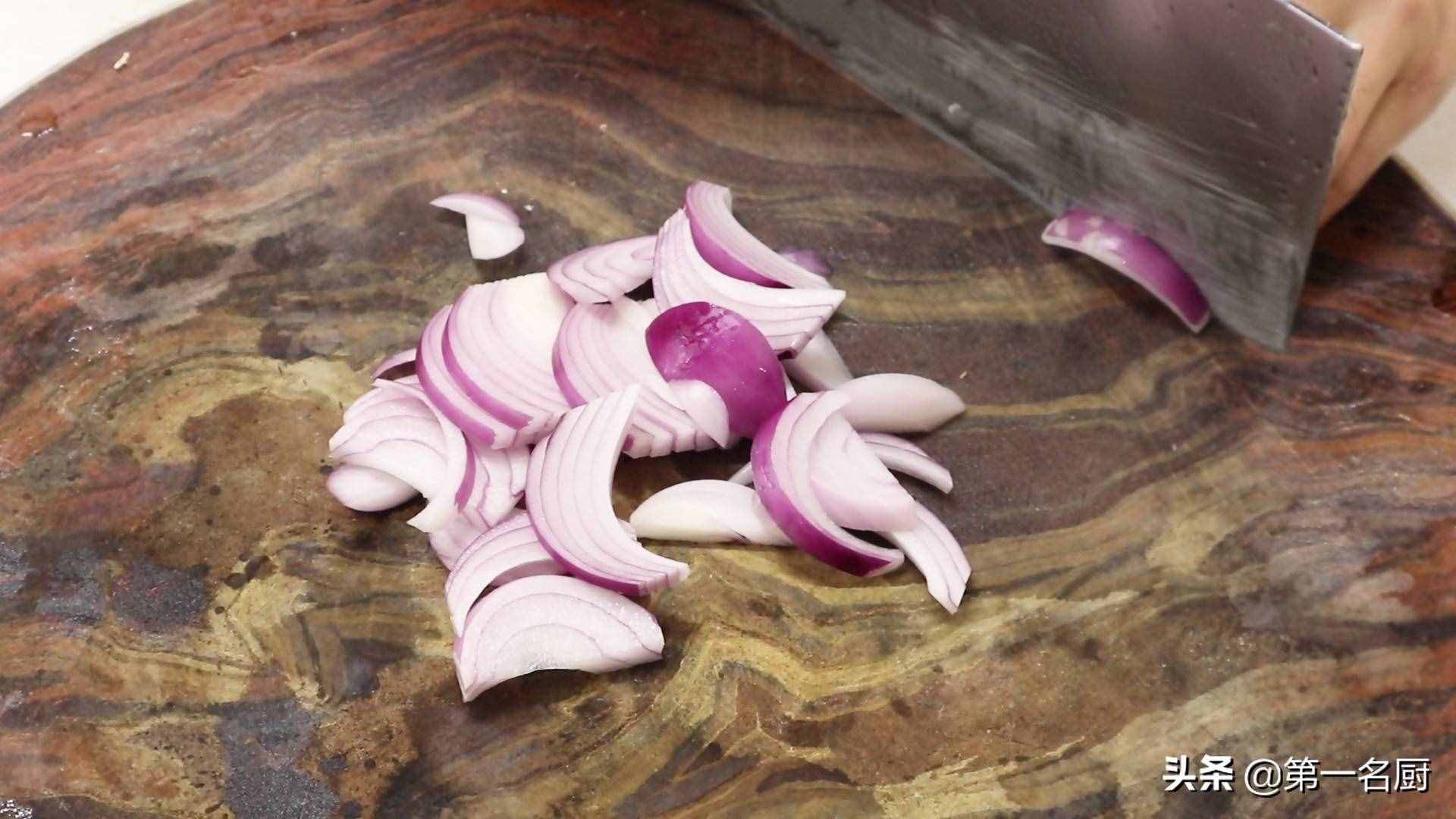 水煮牛肉想要做得好吃，要記住關(guān)鍵這一步，麻辣醇香，滑嫩不柴