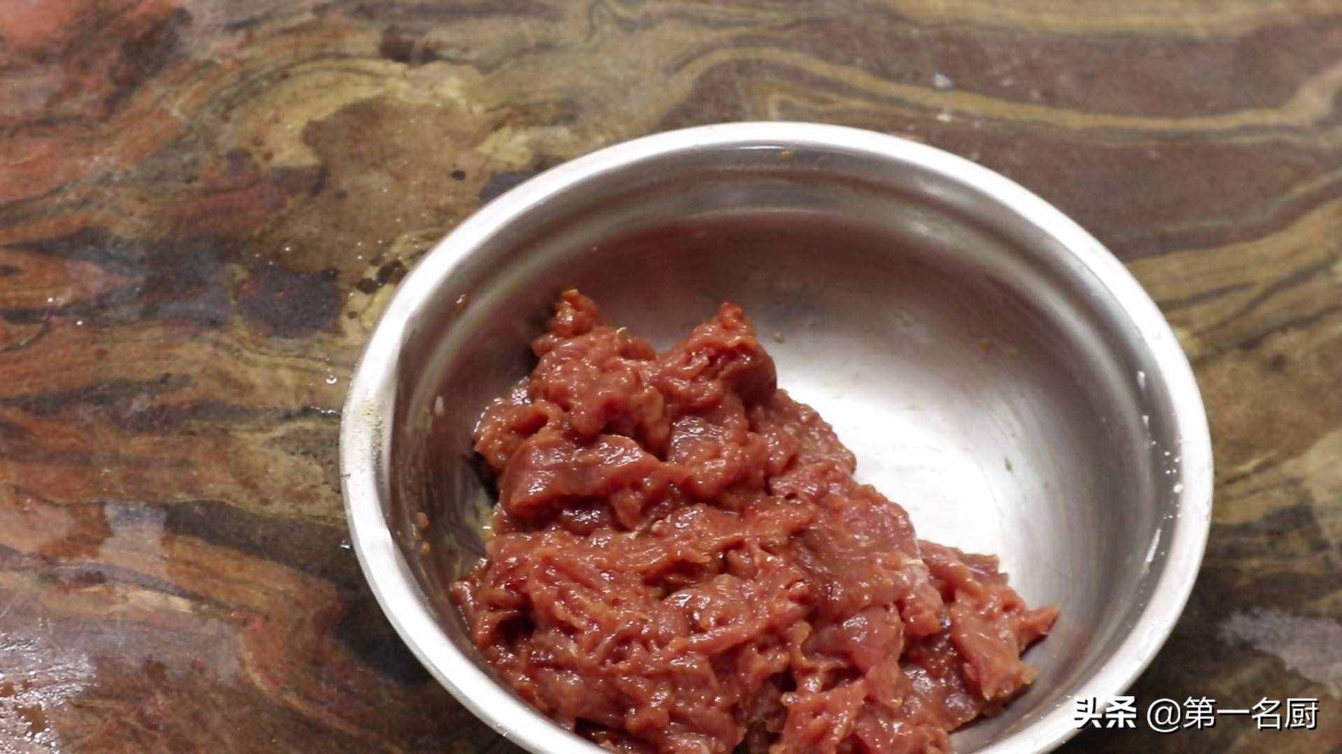 水煮牛肉想要做得好吃，要記住關(guān)鍵這一步，麻辣醇香，滑嫩不柴