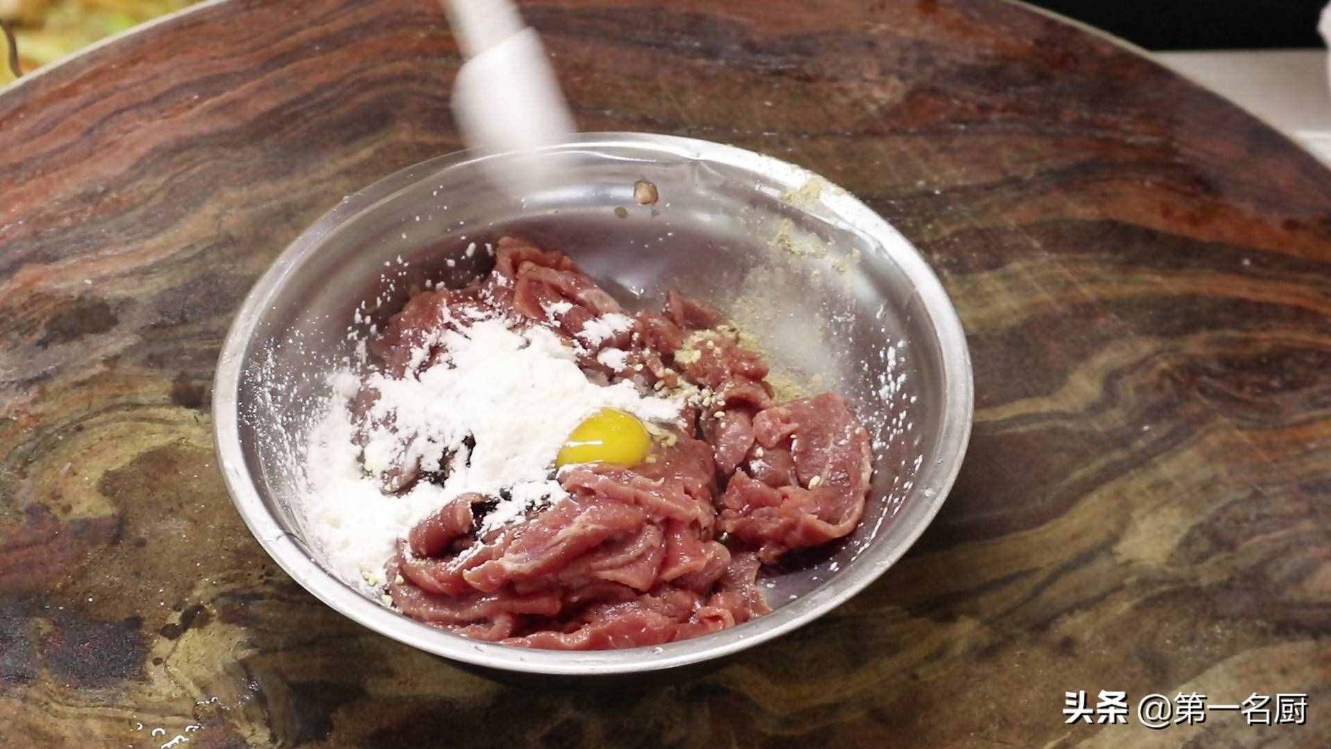 水煮牛肉想要做得好吃，要記住關(guān)鍵這一步，麻辣醇香，滑嫩不柴