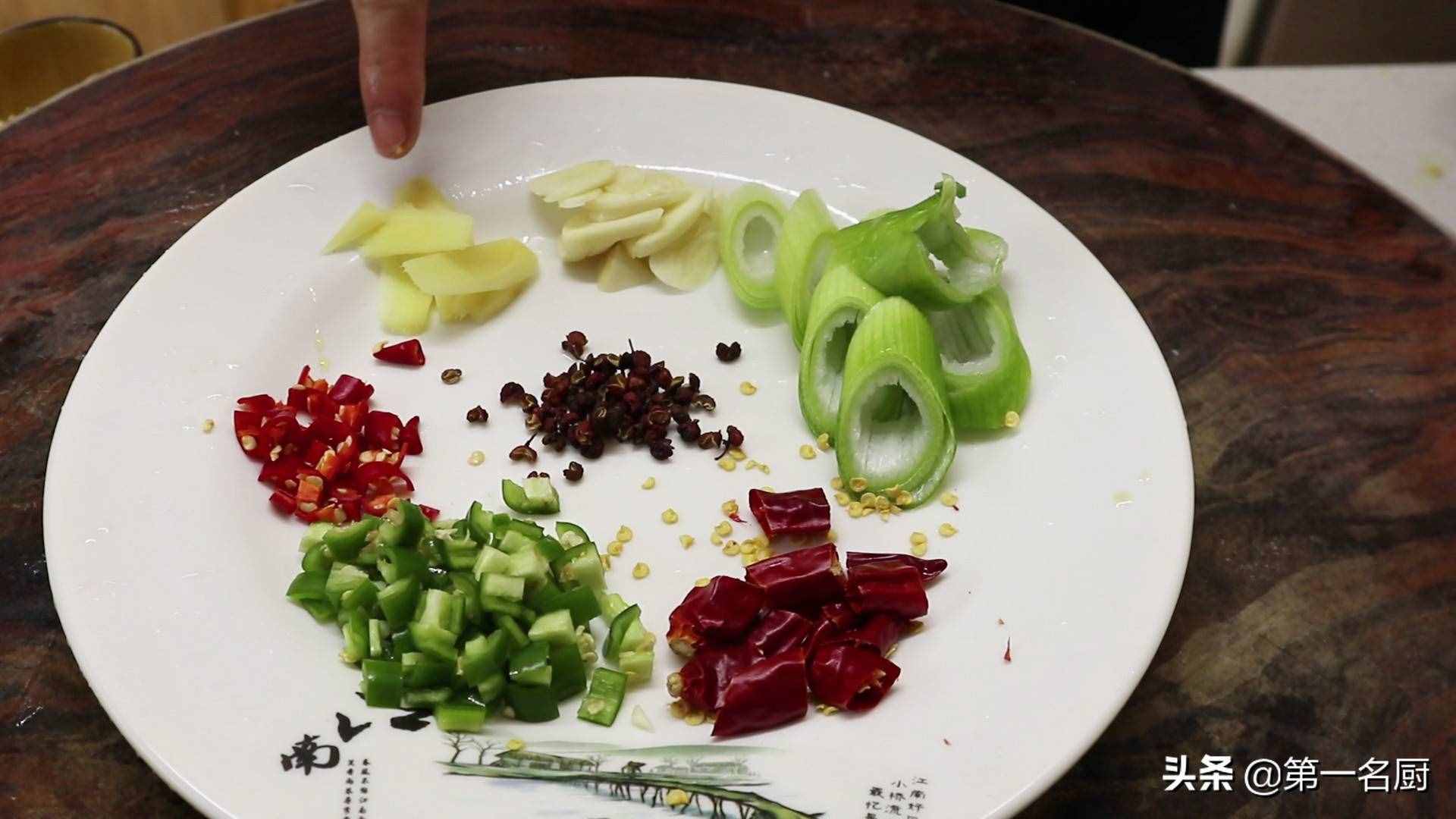水煮牛肉想要做得好吃，要記住關(guān)鍵這一步，麻辣醇香，滑嫩不柴