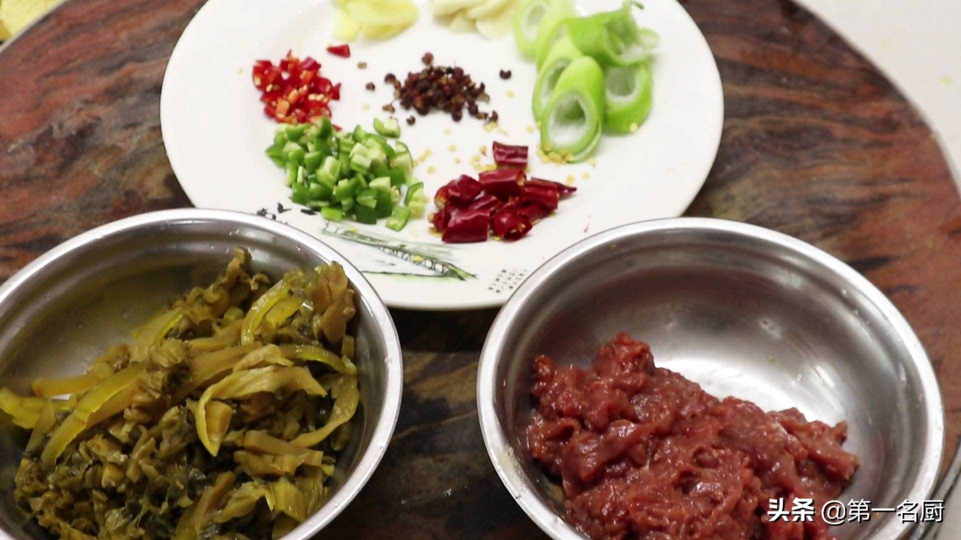 水煮牛肉想要做得好吃，要記住關(guān)鍵這一步，麻辣醇香，滑嫩不柴