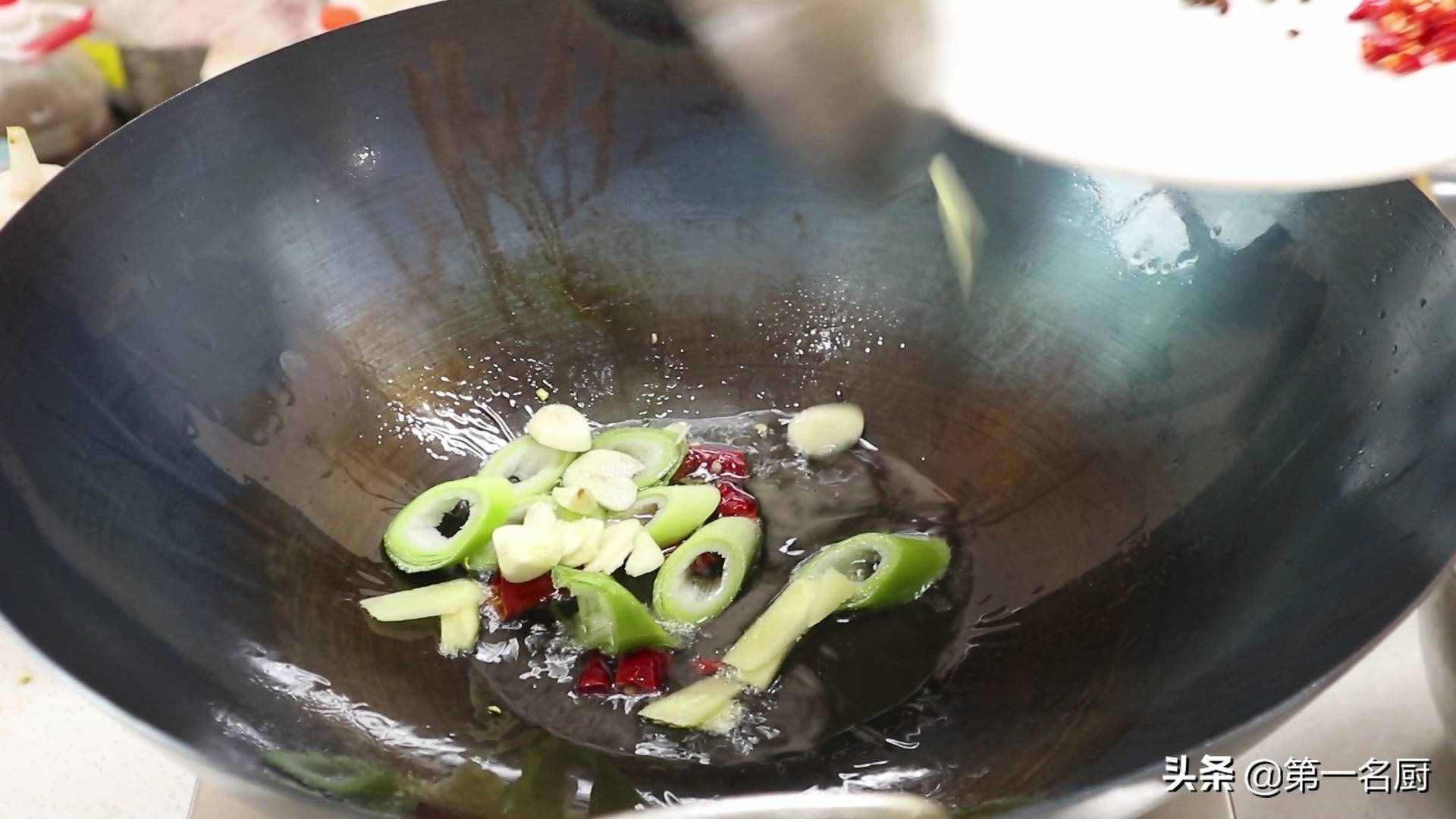 水煮牛肉想要做得好吃，要記住關(guān)鍵這一步，麻辣醇香，滑嫩不柴