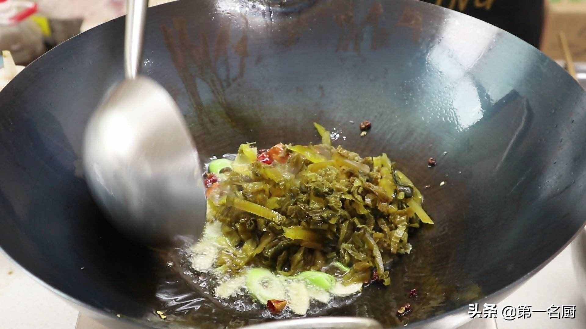 水煮牛肉想要做得好吃，要記住關(guān)鍵這一步，麻辣醇香，滑嫩不柴