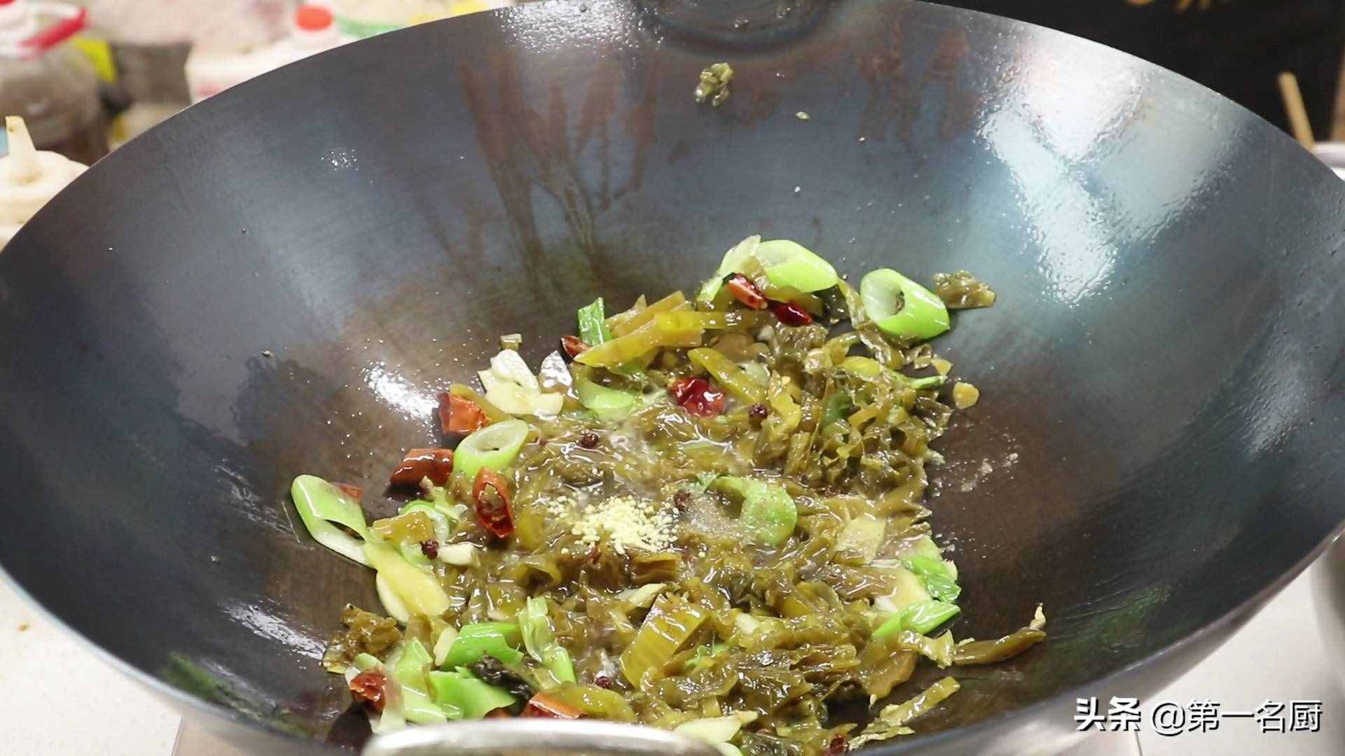 水煮牛肉想要做得好吃，要記住關(guān)鍵這一步，麻辣醇香，滑嫩不柴