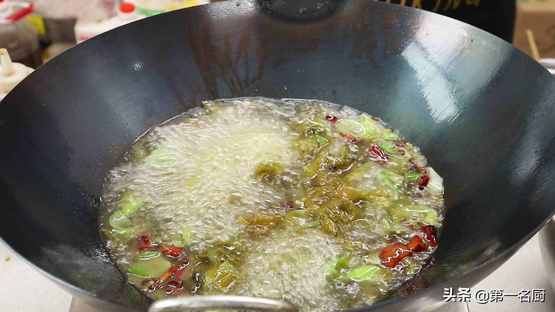 水煮牛肉想要做得好吃，要記住關(guān)鍵這一步，麻辣醇香，滑嫩不柴