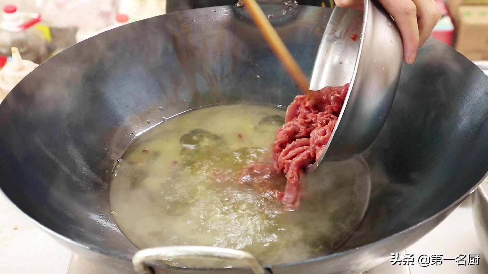 水煮牛肉想要做得好吃，要記住關(guān)鍵這一步，麻辣醇香，滑嫩不柴