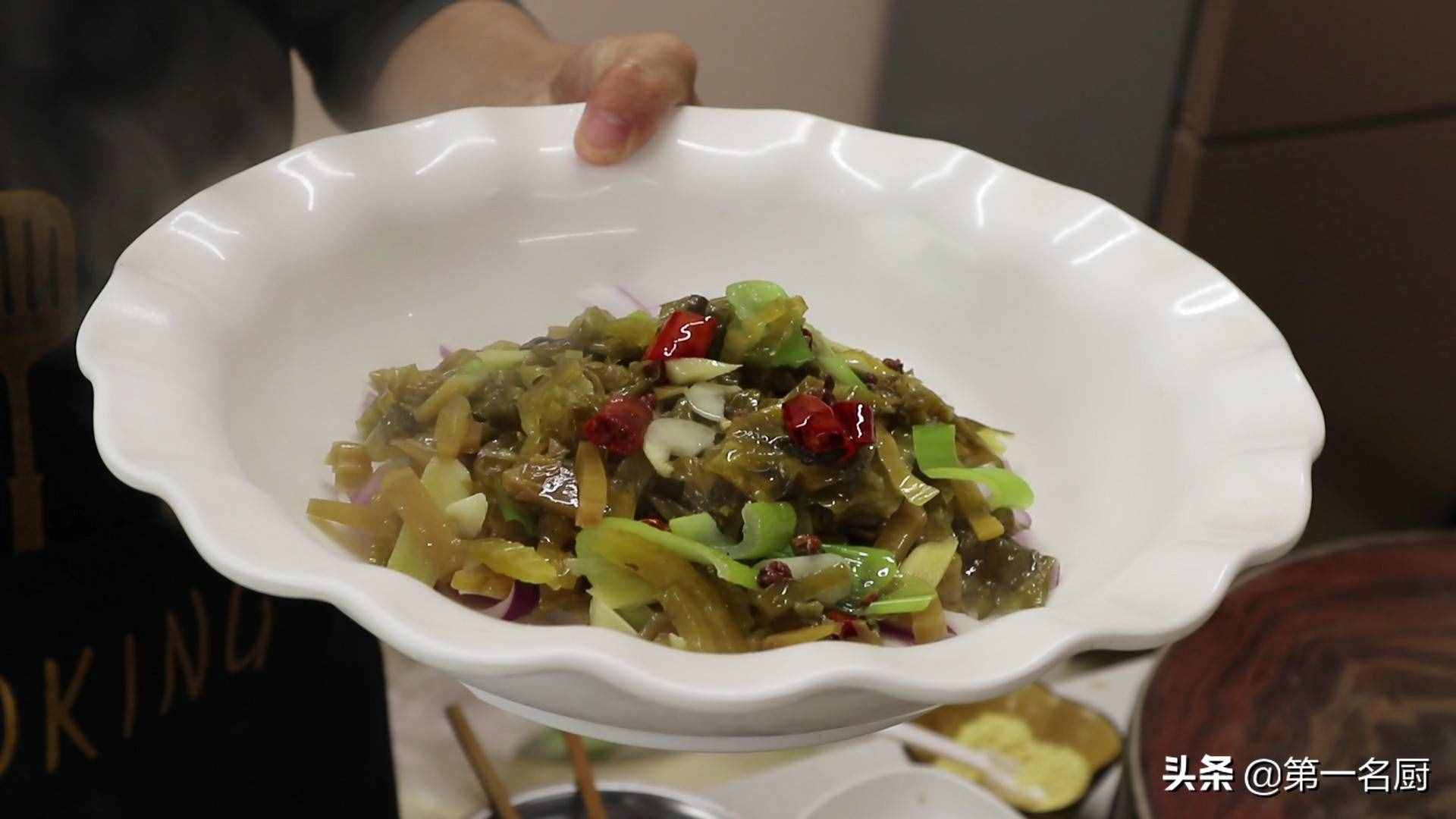 水煮牛肉想要做得好吃，要記住關(guān)鍵這一步，麻辣醇香，滑嫩不柴