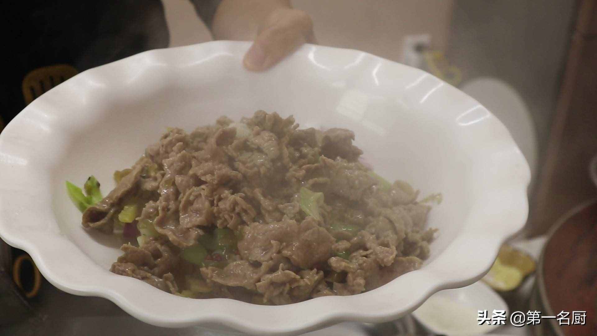 水煮牛肉想要做得好吃，要記住關(guān)鍵這一步，麻辣醇香，滑嫩不柴
