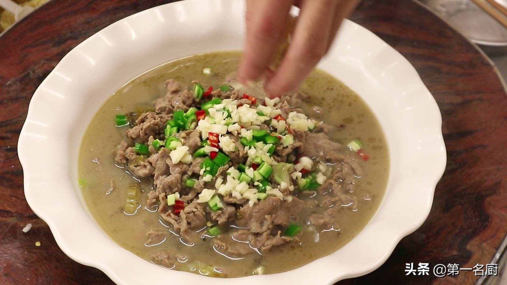 水煮牛肉想要做得好吃，要記住關(guān)鍵這一步，麻辣醇香，滑嫩不柴