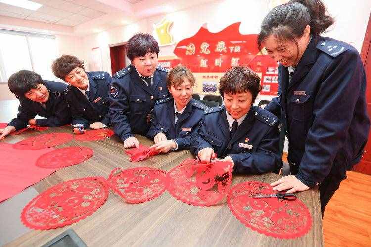 年味十足！大福字窗花扮靚公交車