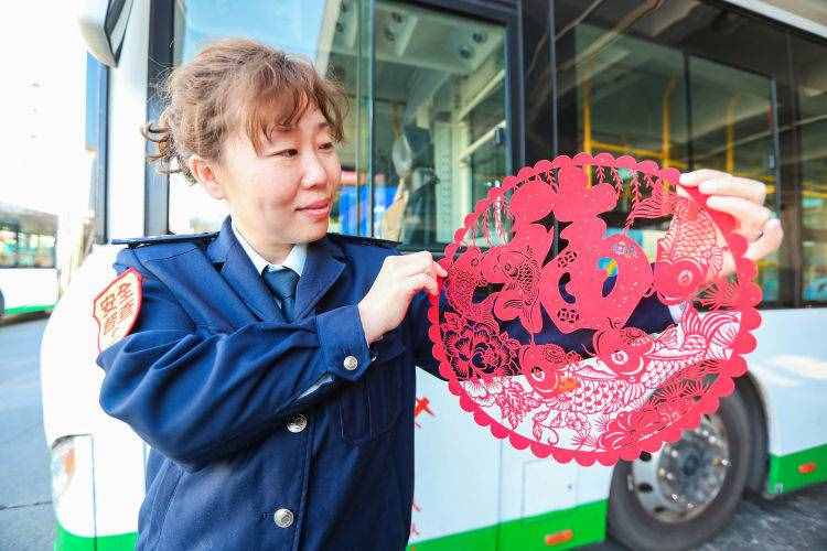 年味十足！大福字窗花扮靚公交車
