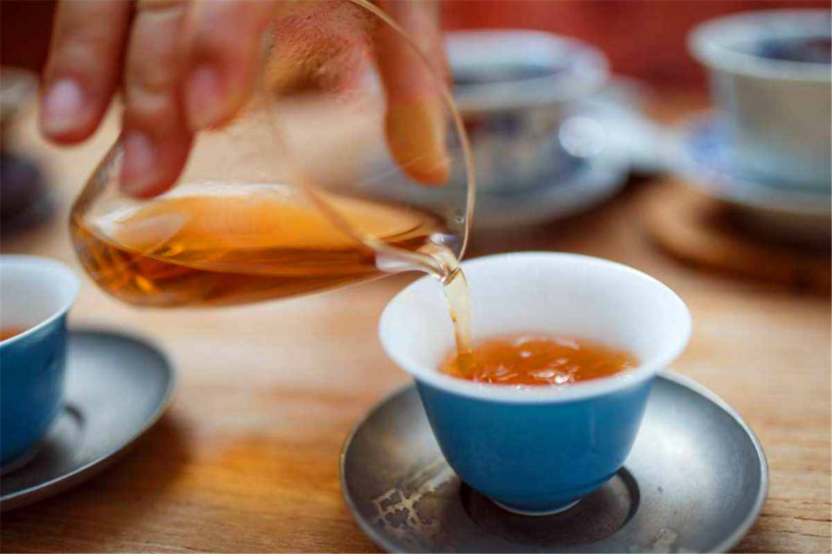 生活中常見的客套話，表面是請人留下，實際是“逐客令”，受用了