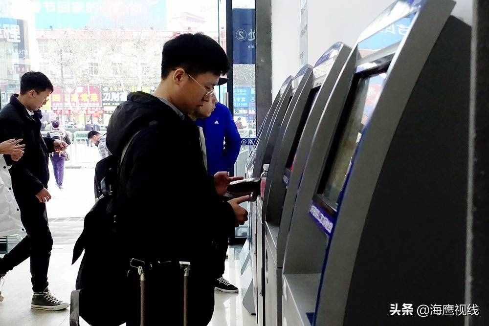 在火車站取網(wǎng)上訂的票，沒有想到這么簡單，三步就可以搞定