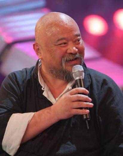 64歲李琦太真實！騎小三輪買菜，挺著大肚子在街頭數(shù)錢