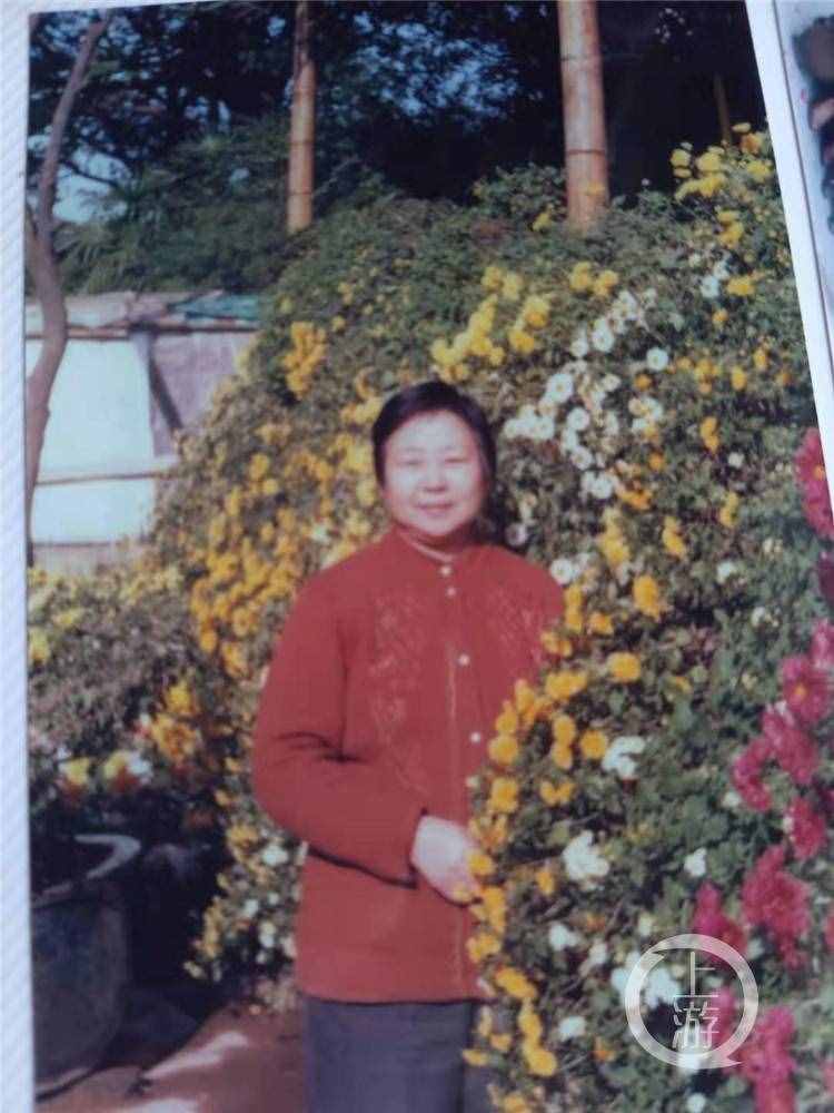 看不清曲譜就背下來(lái)！五旬?huà)鷭詫W(xué)兩年鋼琴，將這首曲子獻(xiàn)給“李煥英”