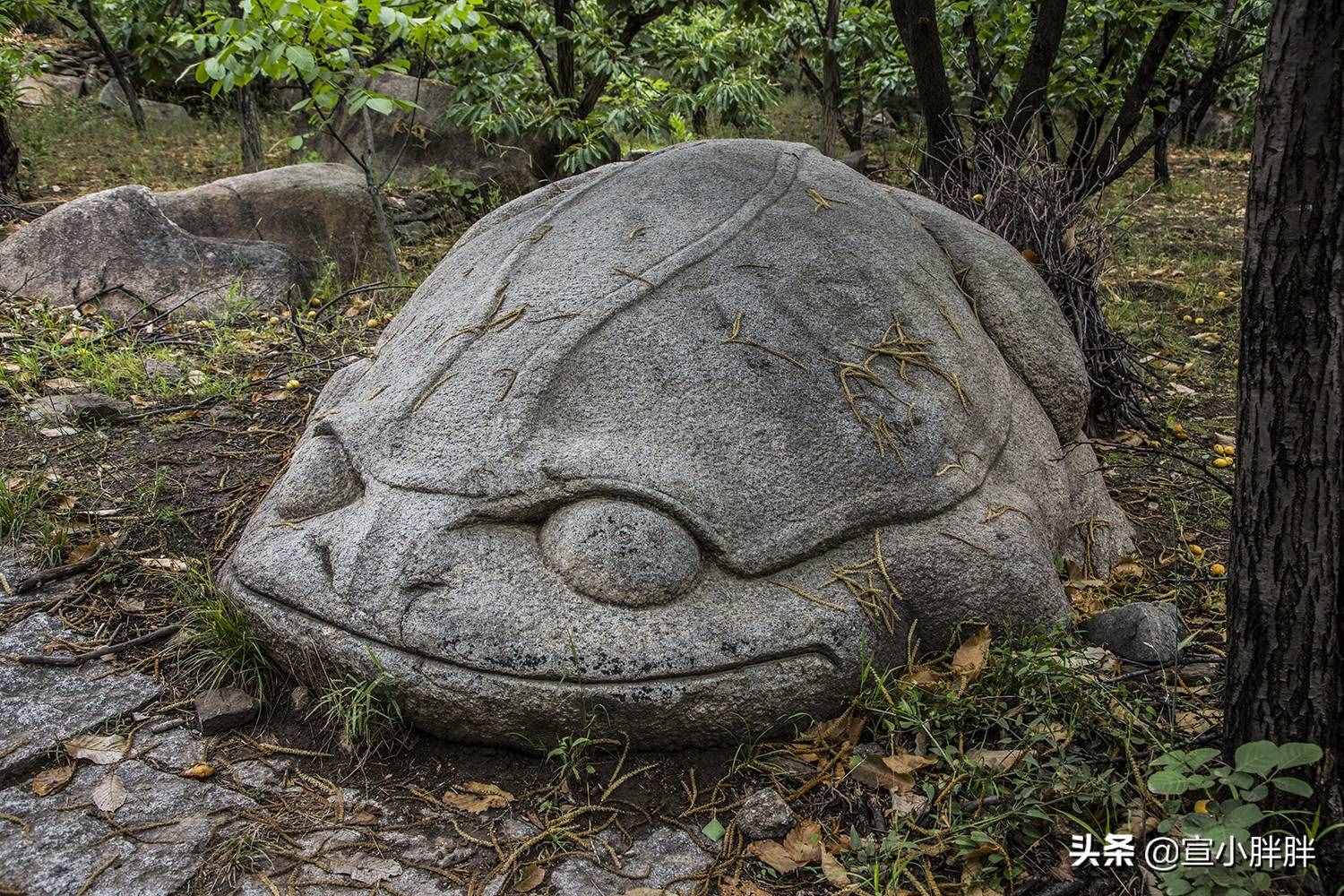 北京懷柔的鱗龍山自然風(fēng)景區(qū)，奇峰怪石，滿山果香