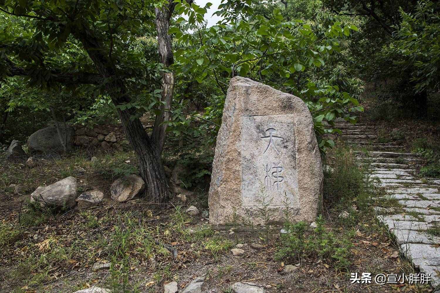 北京懷柔的鱗龍山自然風(fēng)景區(qū)，奇峰怪石，滿山果香