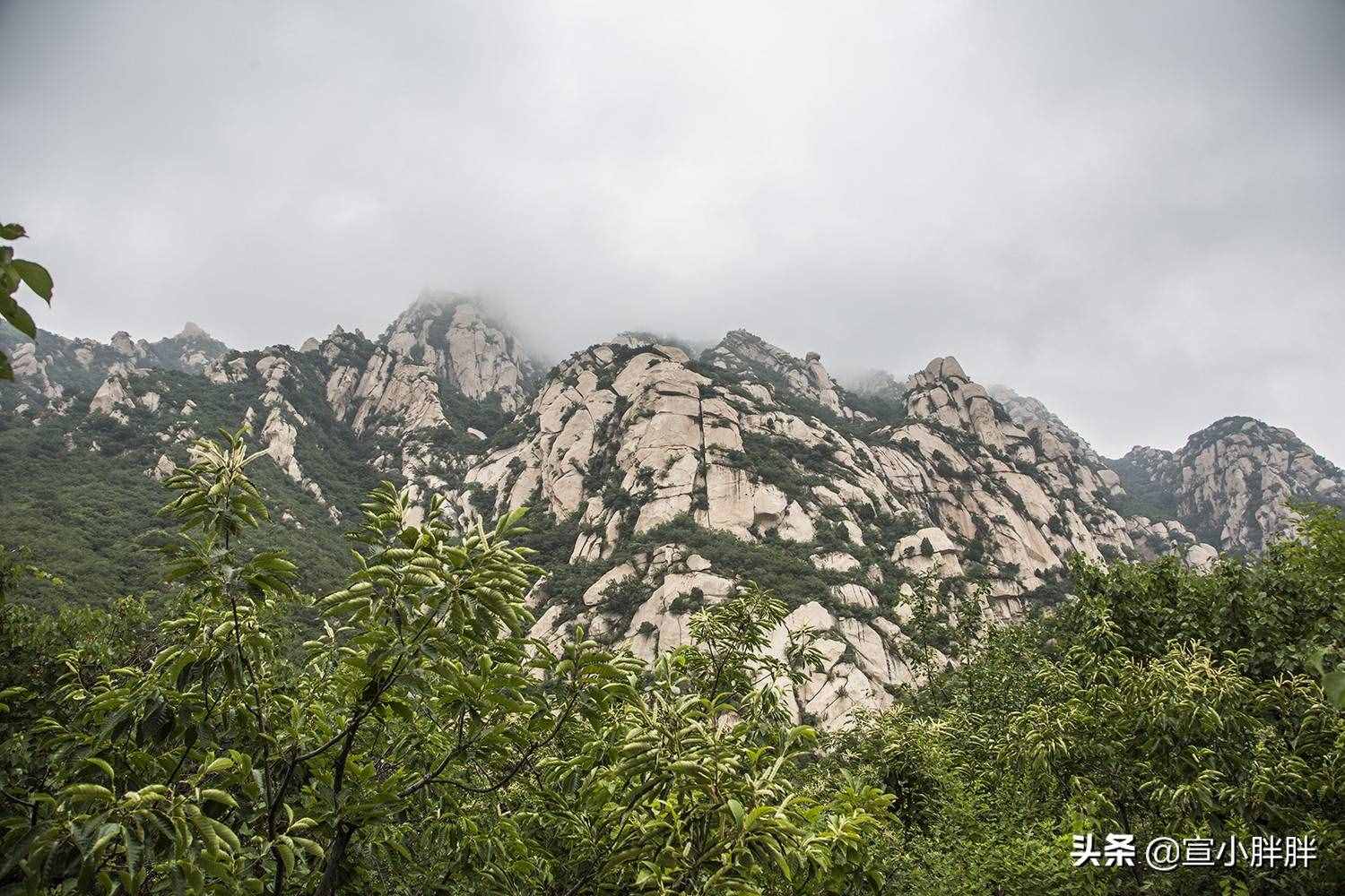 北京懷柔的鱗龍山自然風(fēng)景區(qū)，奇峰怪石，滿山果香