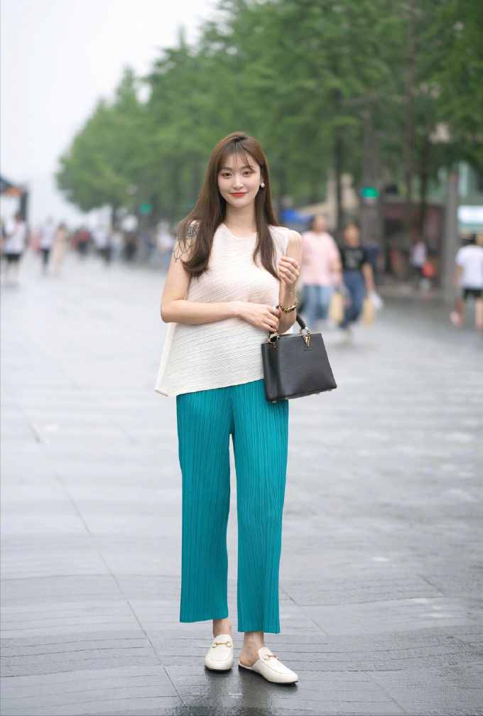 美不美、看配色，杭州街拍女生的“孔雀藍(lán)”穿搭，傲嬌得美不勝收
