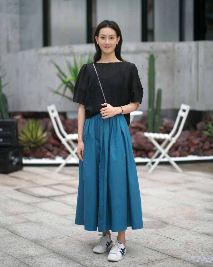 美不美、看配色，杭州街拍女生的“孔雀藍(lán)”穿搭，傲嬌得美不勝收