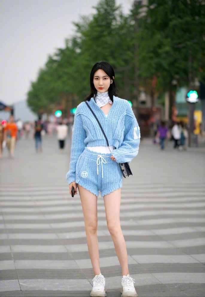 美不美、看配色，杭州街拍女生的“孔雀藍(lán)”穿搭，傲嬌得美不勝收