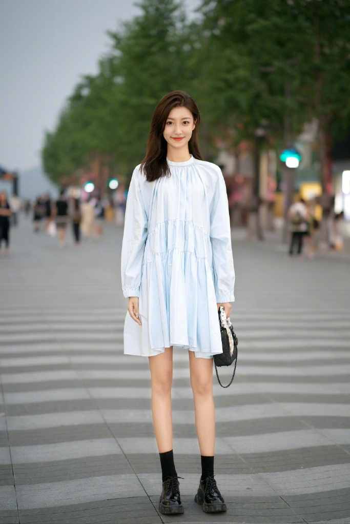 美不美、看配色，杭州街拍女生的“孔雀藍(lán)”穿搭，傲嬌得美不勝收