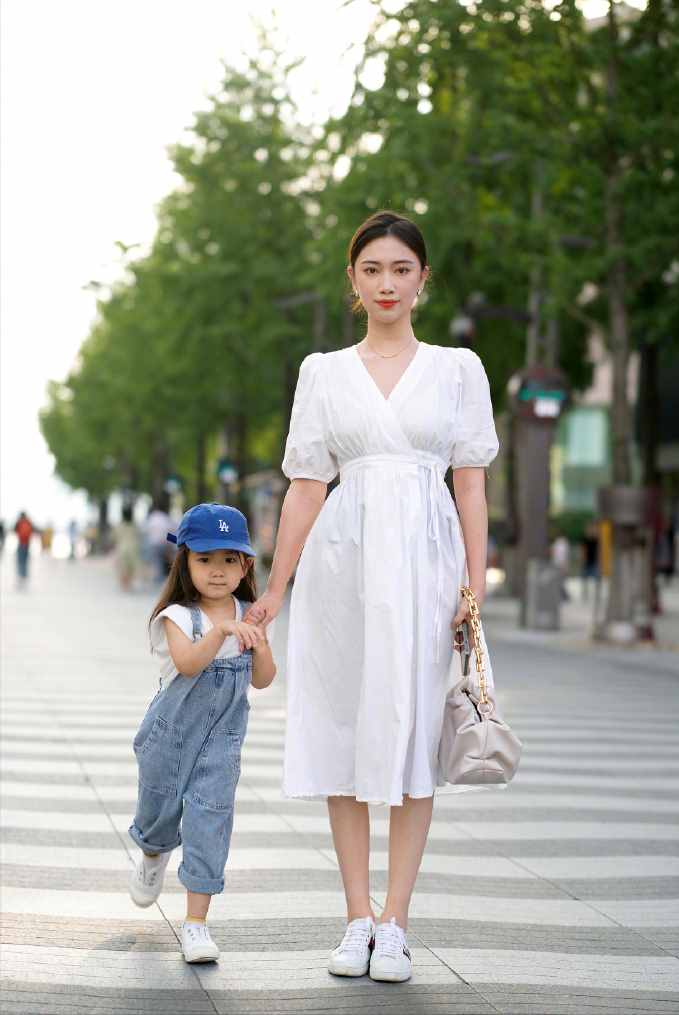 美不美、看配色，杭州街拍女生的“孔雀藍(lán)”穿搭，傲嬌得美不勝收