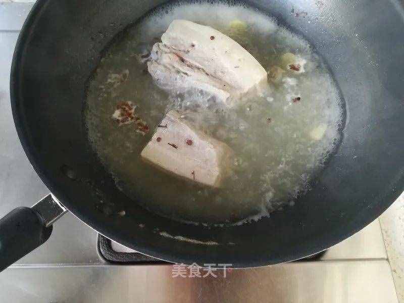 一把青蒜、一塊肉，這樣炒一盤，鮮香又爽口，家人都喊沒吃夠