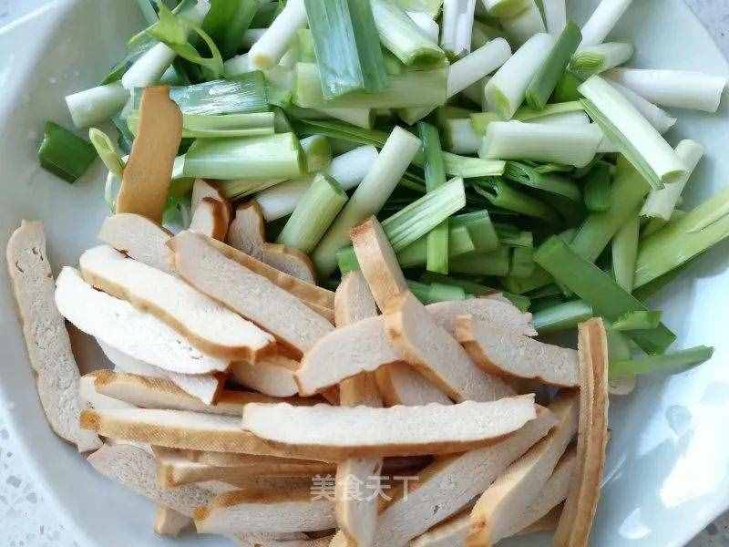 一把青蒜、一塊肉，這樣炒一盤，鮮香又爽口，家人都喊沒吃夠