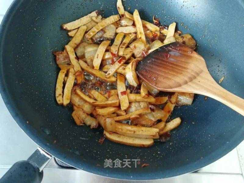 一把青蒜、一塊肉，這樣炒一盤，鮮香又爽口，家人都喊沒吃夠