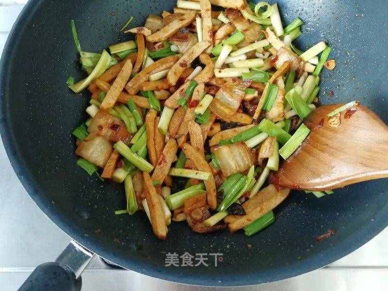 一把青蒜、一塊肉，這樣炒一盤，鮮香又爽口，家人都喊沒吃夠