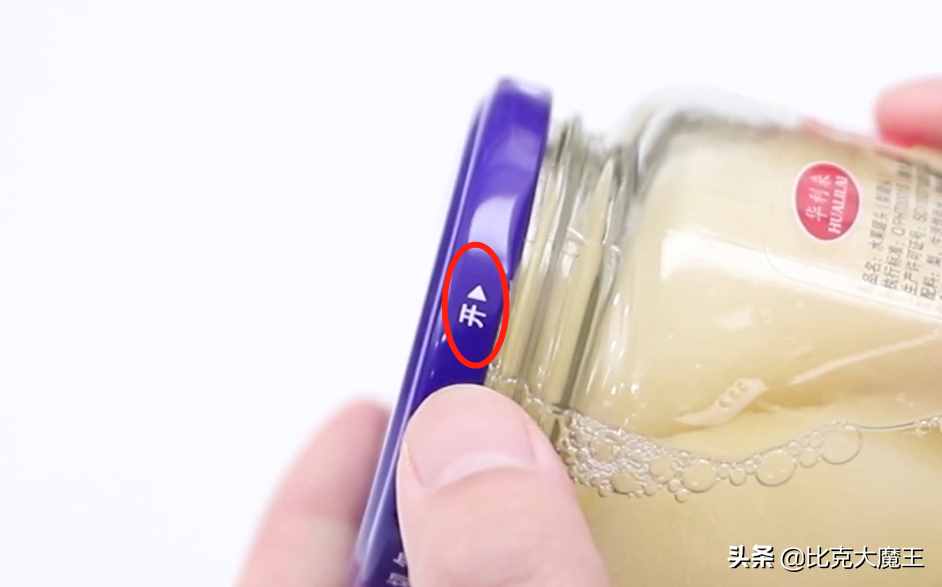 才發(fā)現(xiàn)罐頭上有“小機關(guān)”，輕輕松松就打開，再也不用蠻力開罐頭
