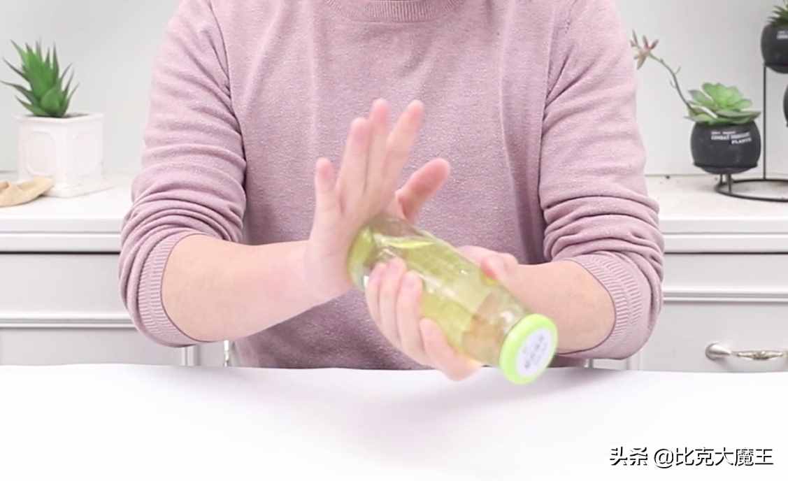才發(fā)現(xiàn)罐頭上有“小機關(guān)”，輕輕松松就打開，再也不用蠻力開罐頭