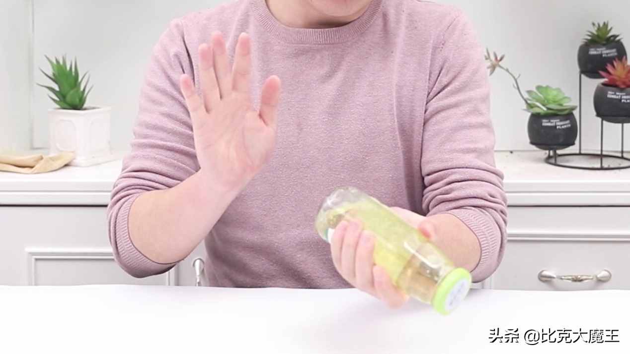 才發(fā)現(xiàn)罐頭上有“小機關(guān)”，輕輕松松就打開，再也不用蠻力開罐頭