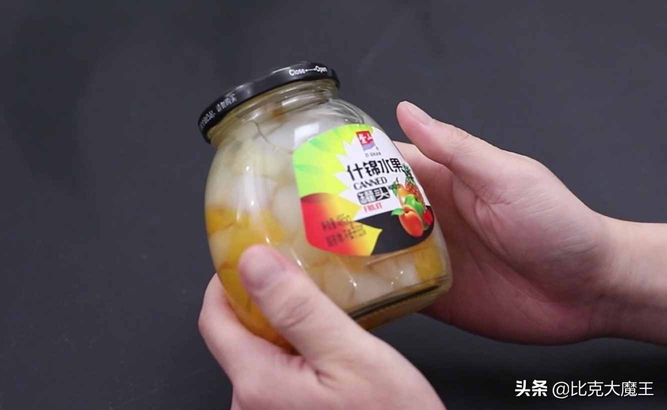 才發(fā)現(xiàn)罐頭上有“小機關(guān)”，輕輕松松就打開，再也不用蠻力開罐頭