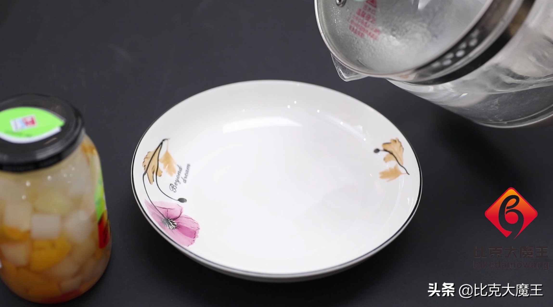 才發(fā)現(xiàn)罐頭上有“小機關(guān)”，輕輕松松就打開，再也不用蠻力開罐頭