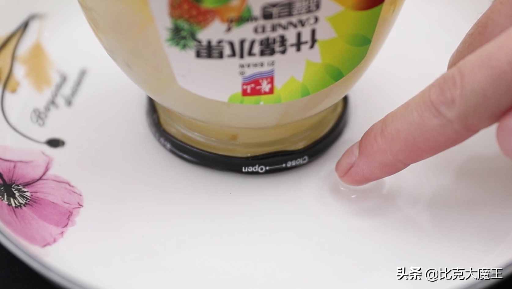 才發(fā)現(xiàn)罐頭上有“小機關(guān)”，輕輕松松就打開，再也不用蠻力開罐頭