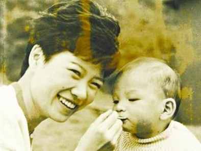 他是亦舒兒子，與媽媽失聯(lián)44年渴望母愛(ài)，看異父妹妹被寵成公主