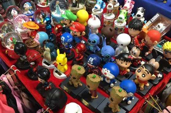 香港這條街“專供女人”，網(wǎng)友：這就是我們2元店水平