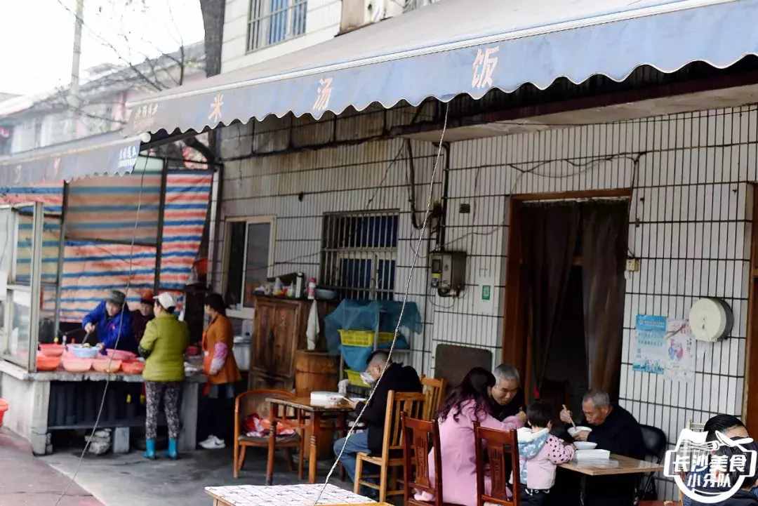 我們驅(qū)車20多公里就在暮云鎮(zhèn)的國道旁吃了頓“米湯飯”？！