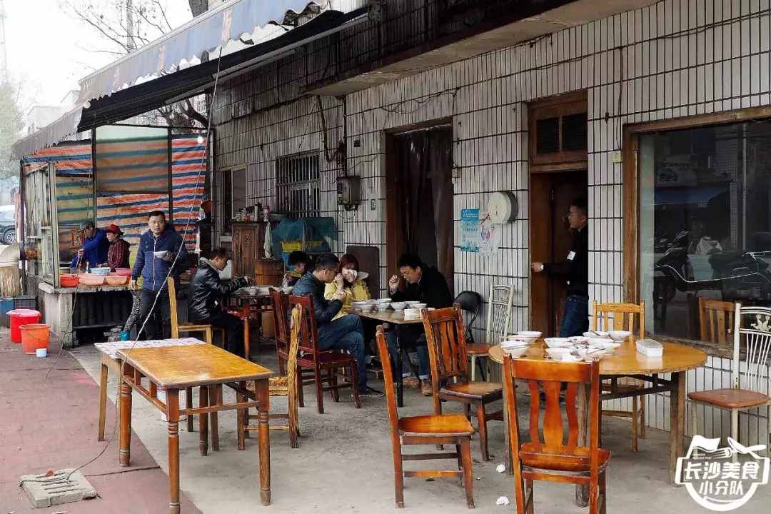 我們驅(qū)車20多公里就在暮云鎮(zhèn)的國道旁吃了頓“米湯飯”？！