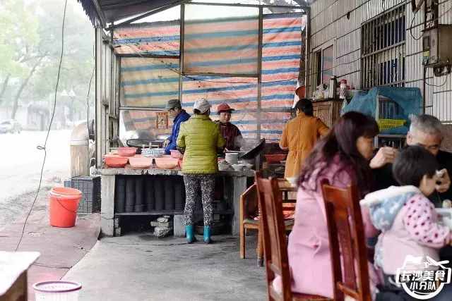 我們驅(qū)車20多公里就在暮云鎮(zhèn)的國道旁吃了頓“米湯飯”？！