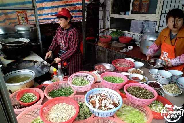我們驅(qū)車20多公里就在暮云鎮(zhèn)的國道旁吃了頓“米湯飯”？！