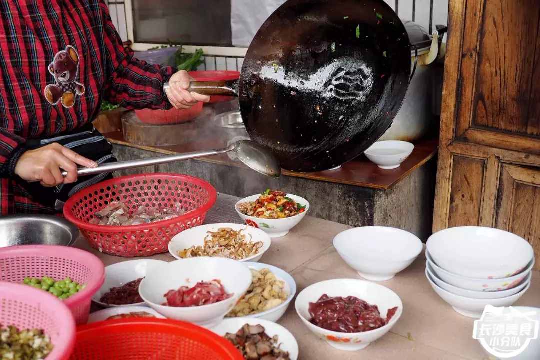 我們驅(qū)車20多公里就在暮云鎮(zhèn)的國道旁吃了頓“米湯飯”？！