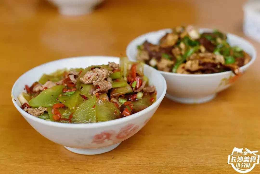 我們驅(qū)車20多公里就在暮云鎮(zhèn)的國道旁吃了頓“米湯飯”？！