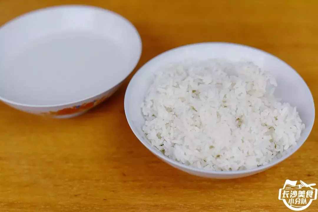 我們驅(qū)車20多公里就在暮云鎮(zhèn)的國道旁吃了頓“米湯飯”？！