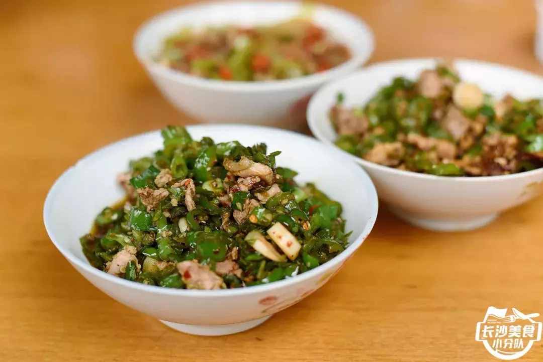 我們驅(qū)車20多公里就在暮云鎮(zhèn)的國道旁吃了頓“米湯飯”？！