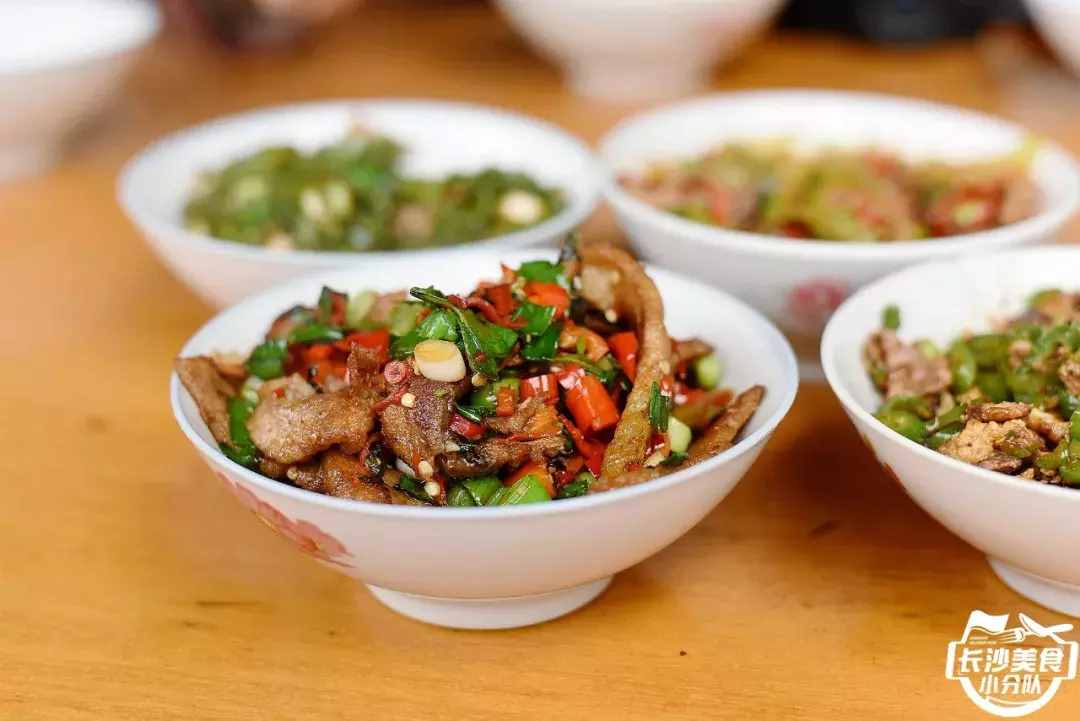 我們驅(qū)車20多公里就在暮云鎮(zhèn)的國道旁吃了頓“米湯飯”？！