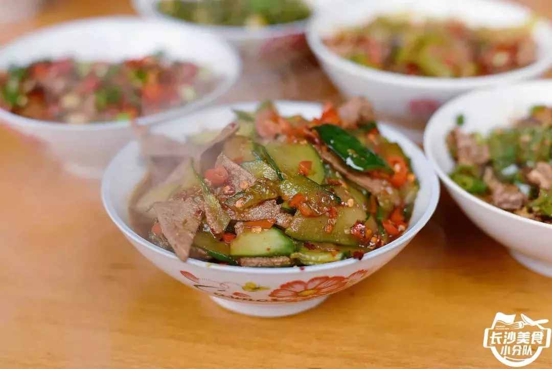 我們驅(qū)車20多公里就在暮云鎮(zhèn)的國道旁吃了頓“米湯飯”？！